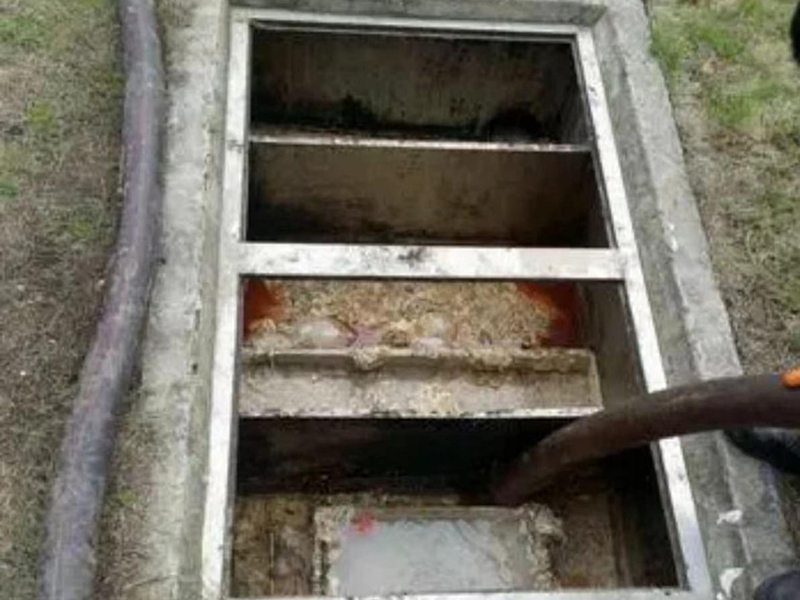 铁山港隔油池清理