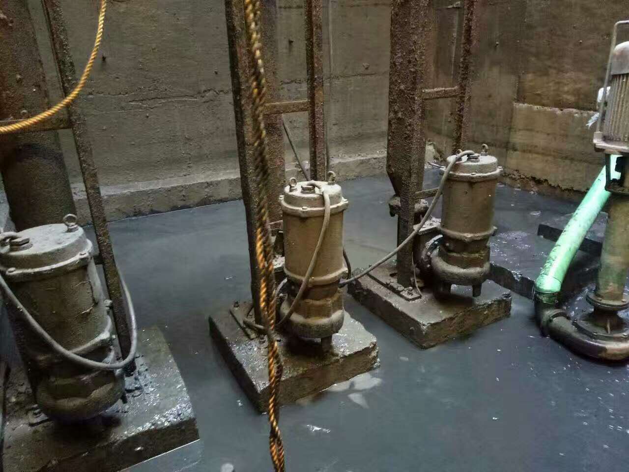 铁山港污水池清理