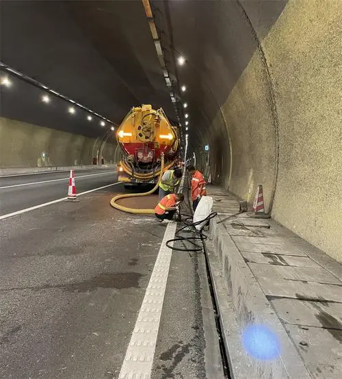 铁山港隧道排水渠清淤